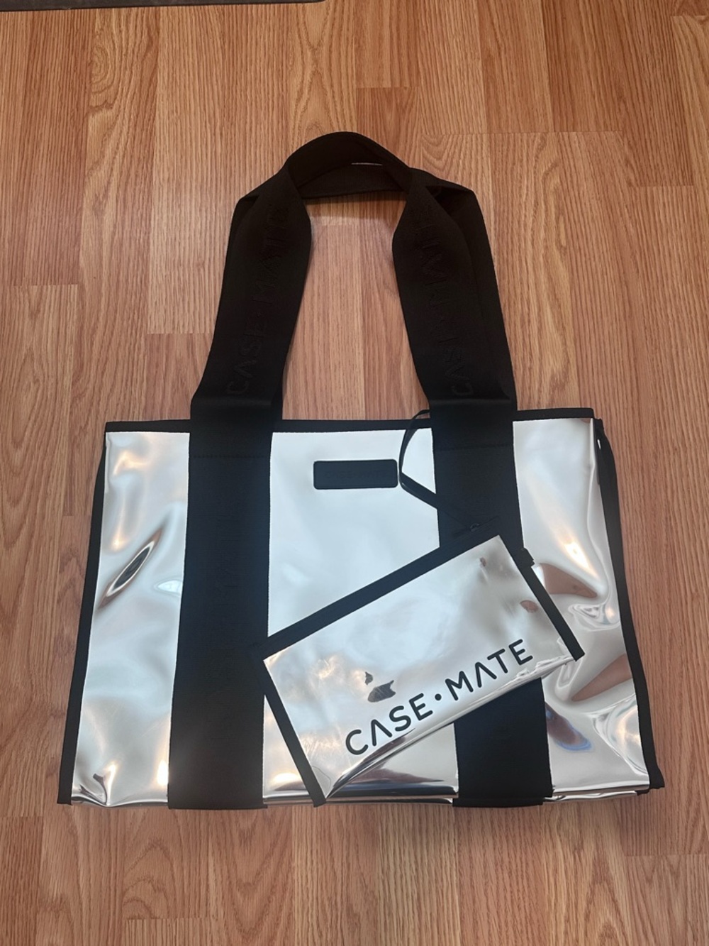 Case-Mate Silver Chrome Jelly Tote With Water-Resistant Pouch